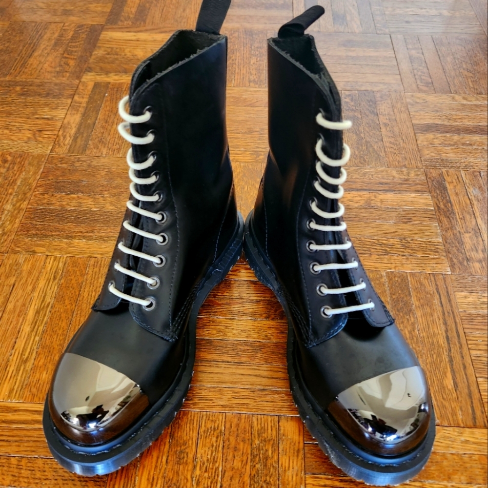 Made in Asia Doc Marten boot